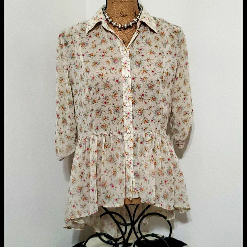 LOVE HAIGHT  hi lo lace insert Ruffl Bottom Floral Print Top Lrg.